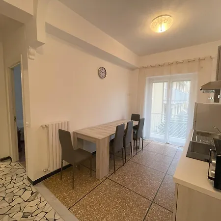 Airaldi8 - Trilocale Nel Budello Ampio E Soleggiato 50 M Dal Mare Alassio